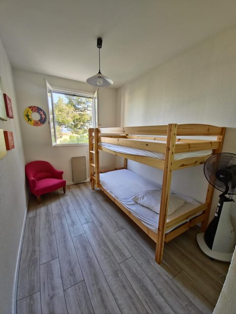 Bedroom, bunk bed