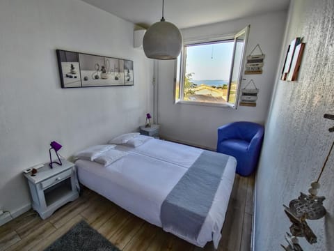 Bed, Photo of the whole room, Bedroom, air conditioner