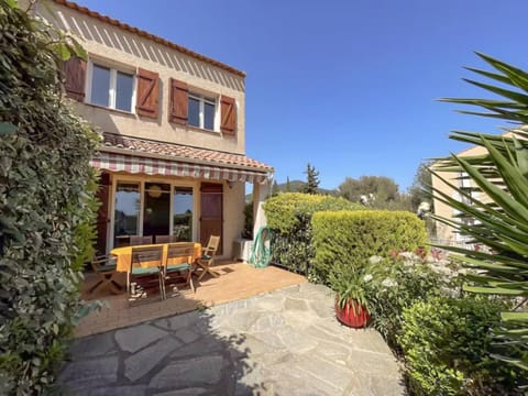 Property building, Day, Garden, Garden view
