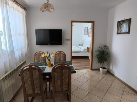 Communal lounge/ TV room, TV and multimedia, Dining area