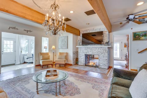 Vintage Farmhouse with Hot Tub in Larkspur House in Larkspur