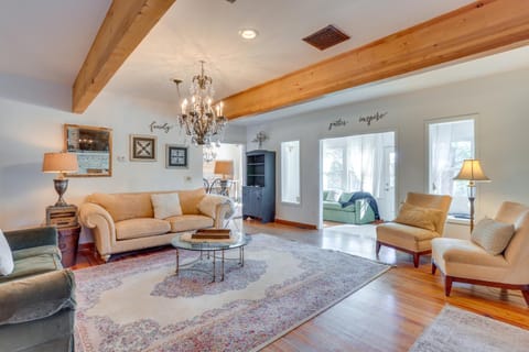 Vintage Farmhouse with Hot Tub in Larkspur House in Larkspur