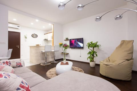 TV and multimedia, Living room, Lounge or bar, Seating area, Dining area