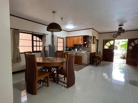 Kitchen or kitchenette, Dining area, fireplace, minibar, stove
