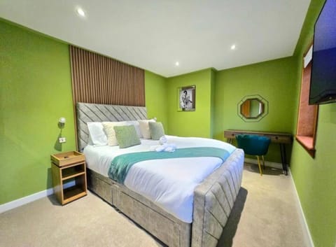 Super luxury 2 bedroom, full house sleep 5 with garden & parking close to airport Apartment in Paisley