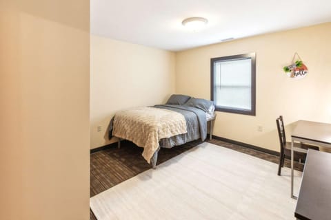 Work Relax Repeat in a Bright and Spacious Stay Apartment in Mansfield