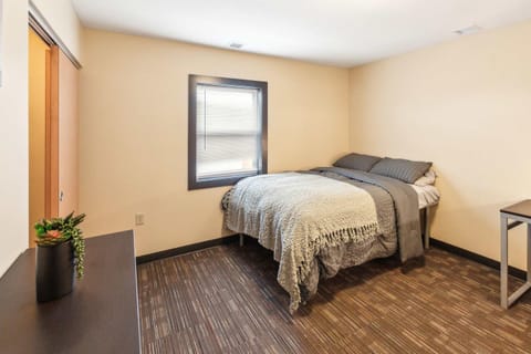 Work Relax Repeat in a Bright and Spacious Stay Apartment in Mansfield