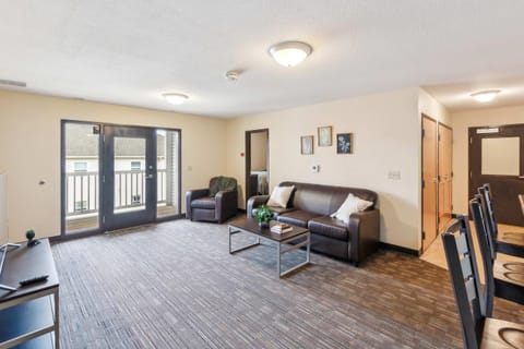 Work Relax Repeat in a Bright and Spacious Stay Apartment in Mansfield