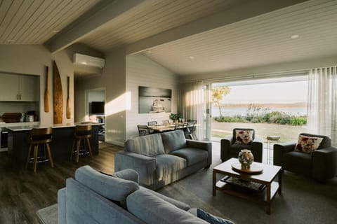 Kitchen or kitchenette, Living room, Seating area, Dining area, air conditioner