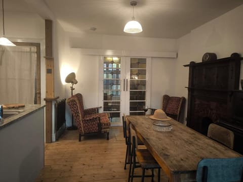 Dining area, fireplace