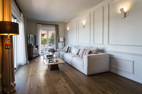 The Seafront Niche Apartment in Alimos