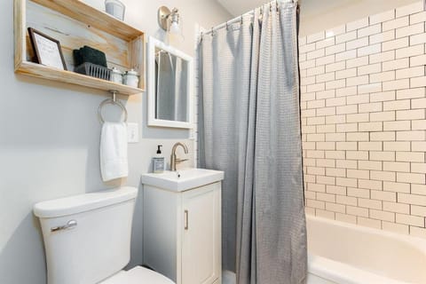 Rockne's Rally - Updated 3BR 2BA Home 1 Mile from ND Apartment in Mishawaka