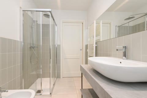 Shower, Toilet, Bathroom, Bath, towels