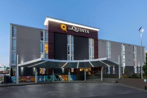 La Quinta Inn & Suites by Wyndham Tulsa Downtown - Route 66 Hôtel in Tulsa