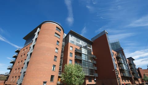 Stay Deansgate Apartments for 14 nights plus Condominio in Salford