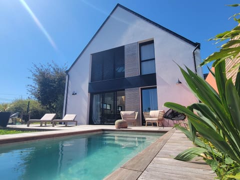 Property building, Patio, Swimming pool, sunbed