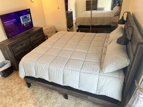 Bed, TV and multimedia, Bedroom