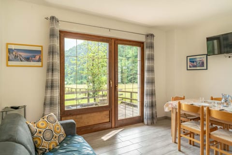 Garden, TV and multimedia, Living room, Seating area, Dining area, Garden view