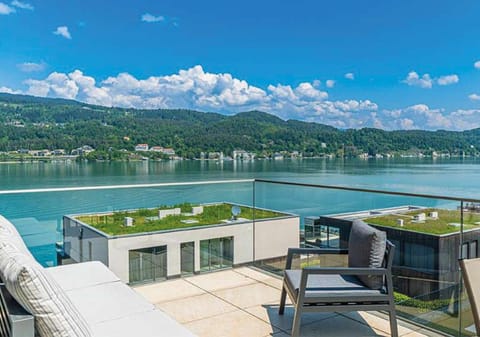View (from property/room), Balcony/Terrace, Seating area, Lake view, sunbed