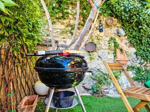 Spring, Day, BBQ facilities, BBQ facilities, Garden, Garden, Garden view