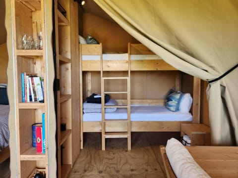 Bedroom, bunk bed