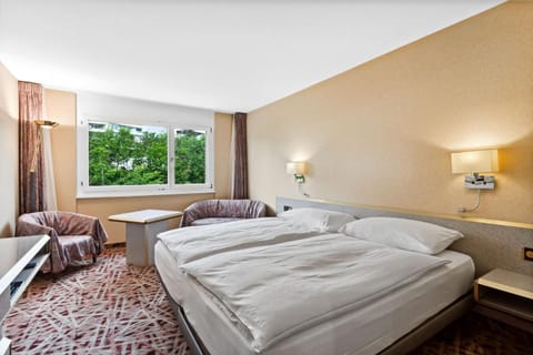 Bed, Seating area, Bedroom