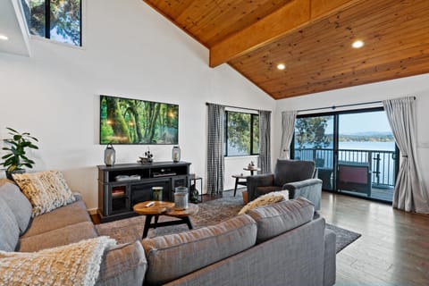 Communal lounge/ TV room, TV and multimedia, Living room, Seating area