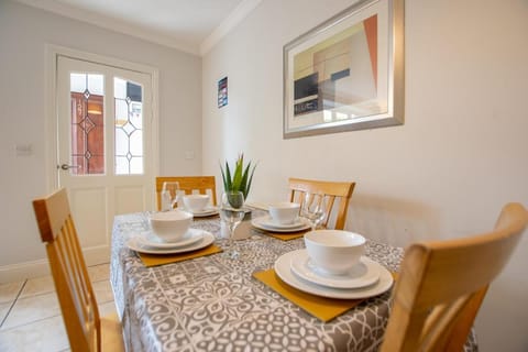 28 - Comfortable 2-Bed in Galway City Apartment in Galway