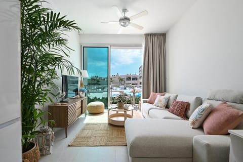 View (from property/room), Balcony/Terrace, Living room