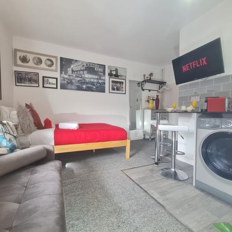 TV and multimedia, Kitchen or kitchenette, Living room, Seating area, washing machine, dryer