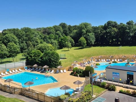 Swimming pool, sunbed