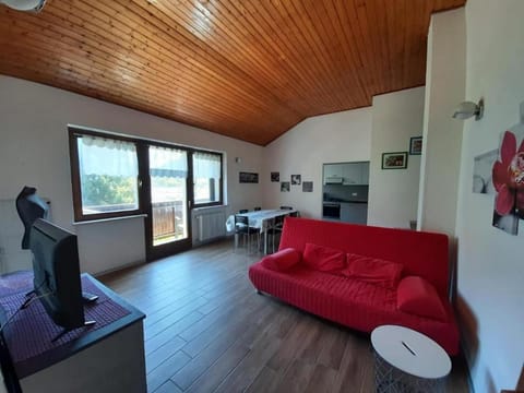 TV and multimedia, Kitchen or kitchenette, Living room, Seating area, Dining area