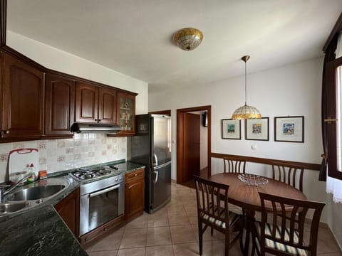 Kitchen or kitchenette, Seating area, Dining area, oven, stove