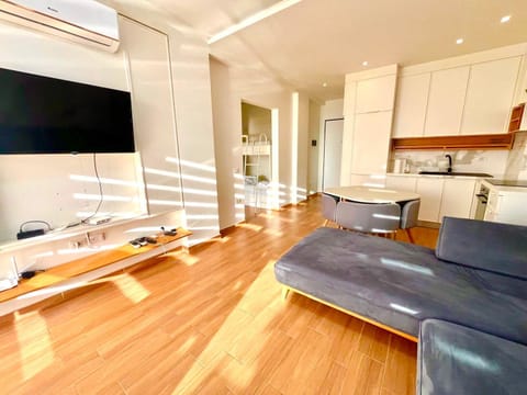Communal lounge/ TV room, TV and multimedia, Kitchen or kitchenette, Living room, Seating area, Dining area, Evening entertainment, air conditioner