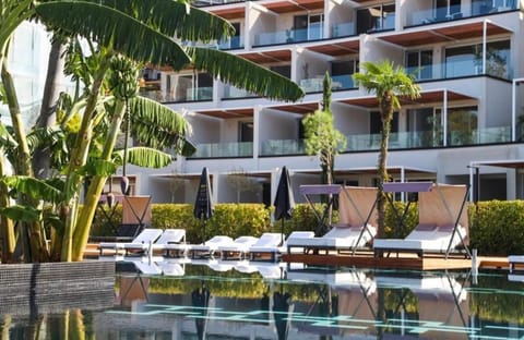 Property building, Patio, Spring, Day, Garden, View (from property/room), Balcony/Terrace, Garden view, Pool view, Swimming pool, sunbed