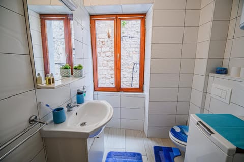 Bathroom, towels
