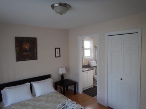 Clean Quiet Comfortable suite; Coquitlam Center Maison in Port Coquitlam