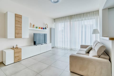 TV and multimedia, Balcony/Terrace, Living room, internet, air conditioner