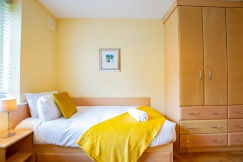 33 - Spacious 2 Bed Apt, Sleeps 5 Apartment in Galway