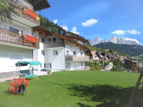 Facade/entrance, Mountain view