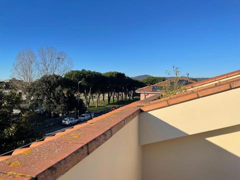 Confortevole camera matrimoniale con terrazza a 500 mt dal mare Bed and Breakfast in Marina di Carrara