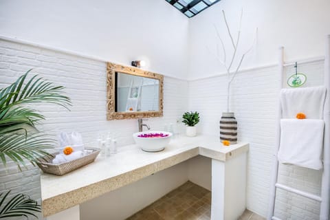 Bathroom, towels