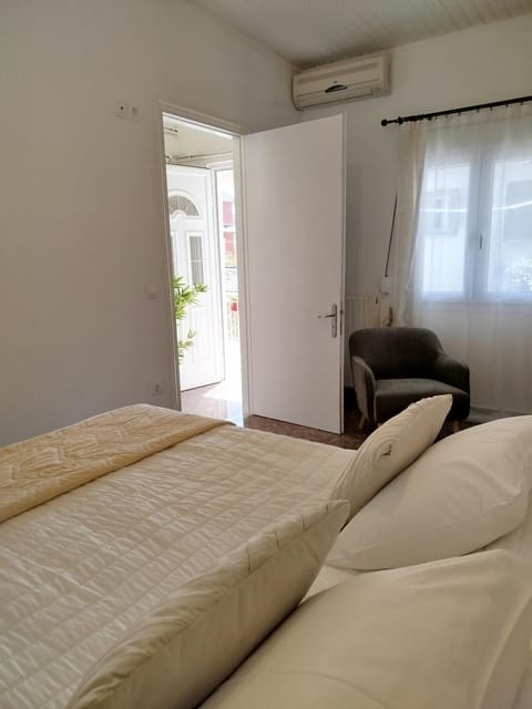 Bed, air conditioner