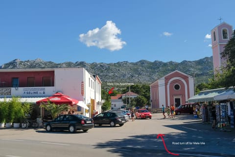 Restaurant/places to eat, Neighbourhood, Evening entertainment, Supermarket/grocery shop, Shopping Area