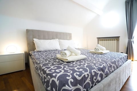 Bed, towels