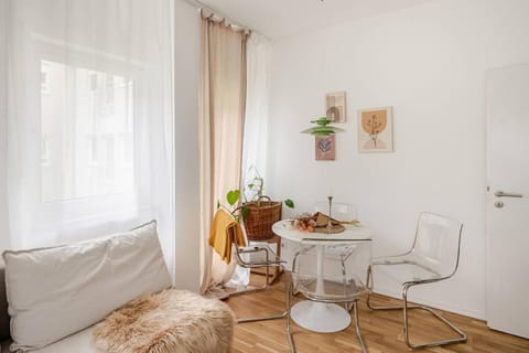 "LIVING" in Hochheim - Cosy Green, Tiefgarage Apartment in Wiesbaden