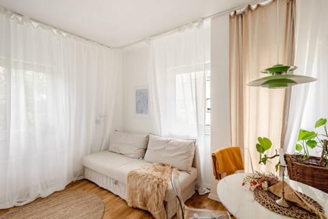 "LIVING" in Hochheim - Cosy Green, Tiefgarage Apartment in Wiesbaden