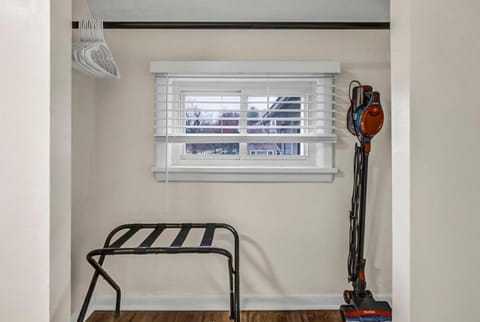 New Renovated 1BR with King Modern Comfort House in Middleburg Heights