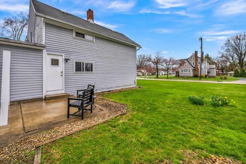 New Renovated 1BR with King Modern Comfort House in Middleburg Heights