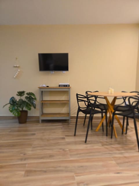 Communal lounge/ TV room, TV and multimedia, Dining area